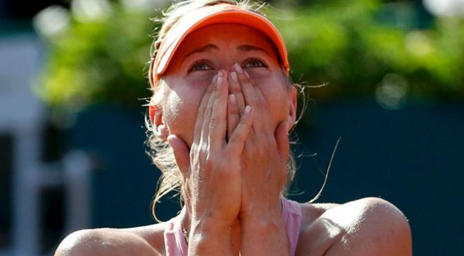 Ekspresi petenis Rusia, Maria Sharapova usai berhasil memenangkan turnamen Perancis Terbuka di Stadion Roland Garros, Paris, (7/6/2014). (REUTERS/Vincent Kessler)