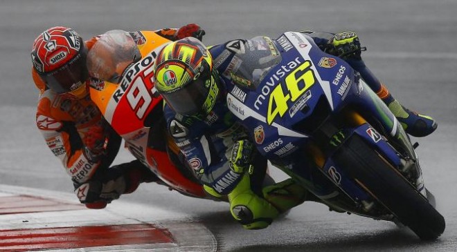 Pembalap Yamaha MotoGP Valentino Rossi (depan) saat beradu cepat dengan saingan terberatnya pembalap Honda Marc Marquez selama Grand Prix Inggris di sirkuit Silverstone (30/8/2015). Valentino Rossi finis pertama di seri ke-12 ini. (REUTERS/Darren Staples)