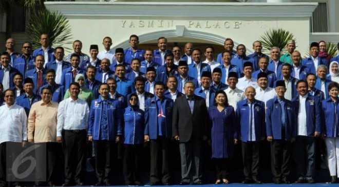 Ketum DPP Partai Demokrat Susilo Bambang Yudhoyono (tengah) serta para kader dan calon kepala daerah, foto bersama usai penutupan Rapat Pleno Partai Demokrat di Hotel Grand Yasmin, Cianjur, Jawa Barat, Minggu (30/8/2015).