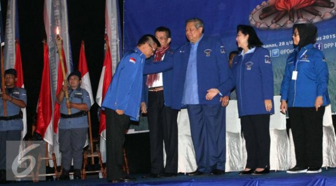 Ketua Umum Partai Demokrat, SBY memberikan ucapan selamat kepada calon kepala daerah di Malam Inagurasi Kader Baru Partai Demokrat, Cipanas, Jawa Barat, Jumat (29/8/2015). 