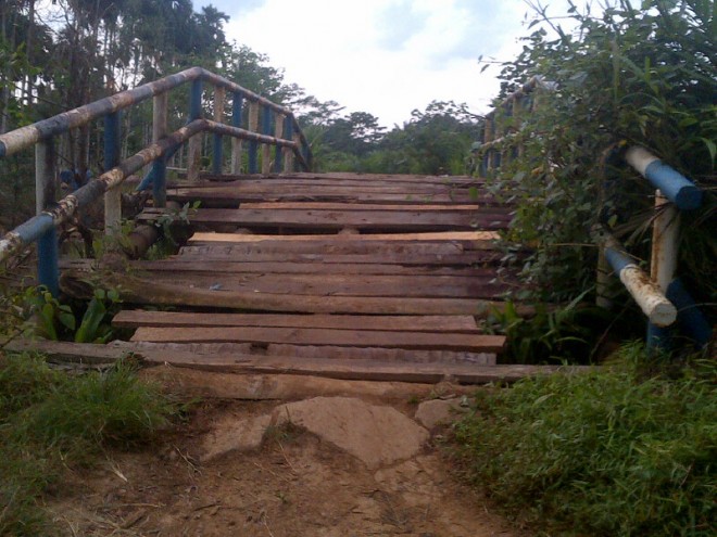 RUSAK PARAH-Kondisi jembatan penghubung di Kecamatan Dendang rusak parah.jpg