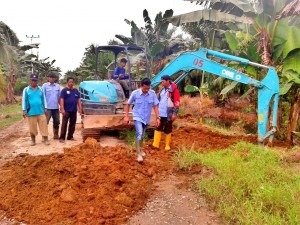 MYJ Gotong Royong Dengan Warga Timbun Jalan