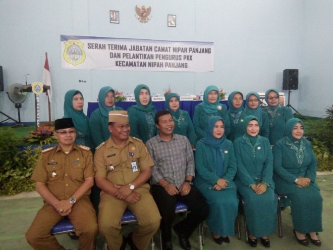 Bupati Romi, Camat dan Mantan Camat Nipah Panjang foto bersama Ibu-Ibu PKK