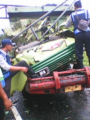 Sopir Ngantuk, Truk Hantam Portal Jalan 	