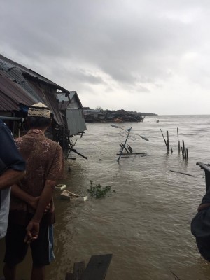 Rumah Warga Tanjung Solok Roboh Dihantam Tongkang