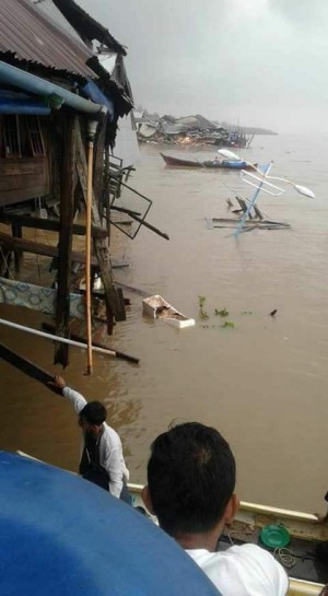 Tongkang Tabrak Rumah Warga Kampung Laut