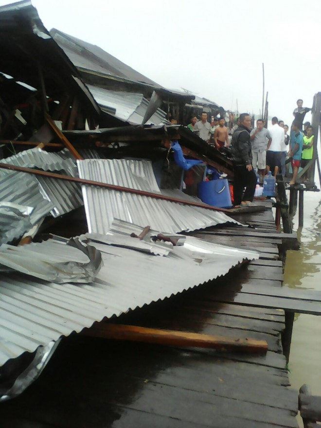 Rumah-rumah warga Tanjung Solok hancur ditabrak tongkang, dini hari tadi