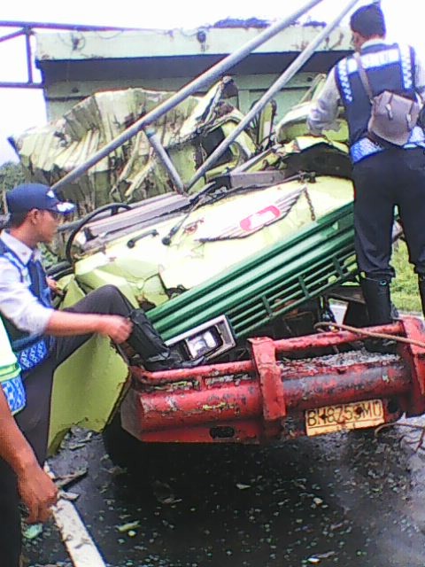 Tampak bagian depan truk ringsek akibat mengahantam portal jalan