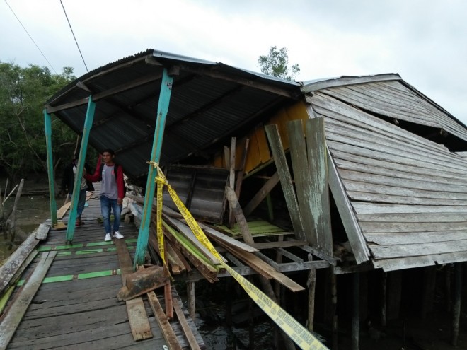 Salah satu rumah warga Tanjung Solok yang ditabrak tongkang