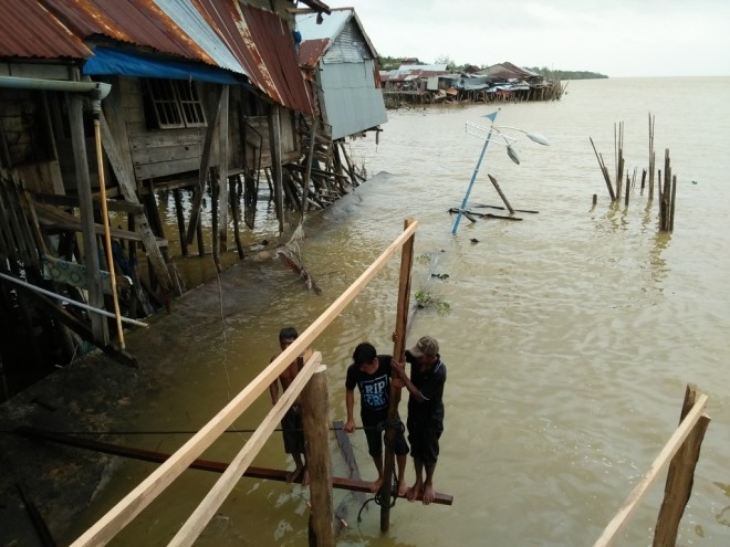 Warga saat bergotong royong membuat jalan darurat.jpg