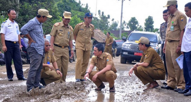 Bupati Tanjabtim Romi Hariyanto mendampingi Gubernur Jambi Zumi Zola saat meninjau jalan nasional yang rusak di Tanjabtim.jpg