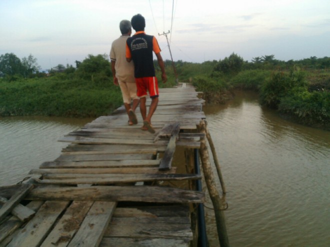 TERANCAM AMBRUK-Jembatan penghubung Dusun di Desa Kuala Dendang yang terancam ambruk.jpg