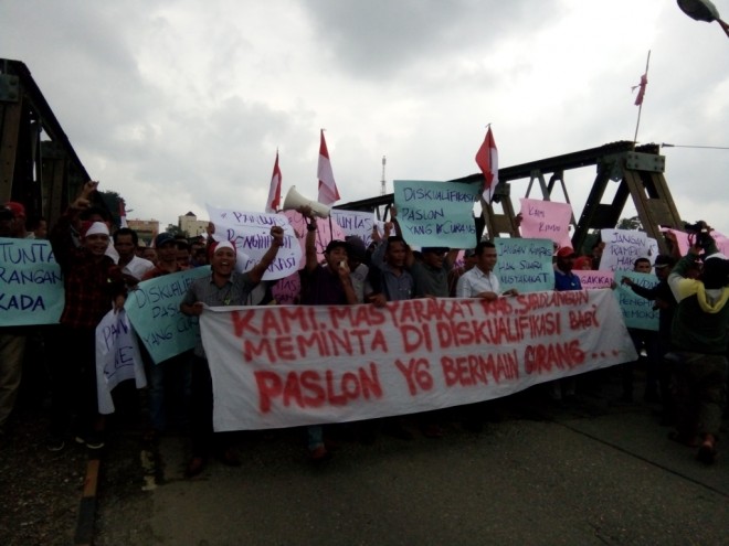 Massa saat melakukan aksi demo tolak hasil Pilkada Sarolangun