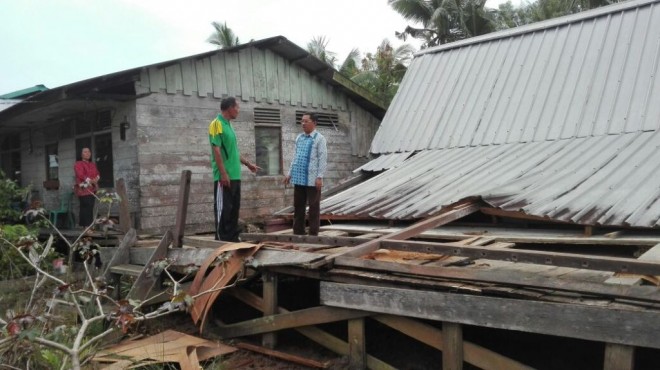 AMBRUK : Gedung PKG Sadu yang ambruk ditiup angin