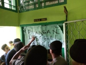 Pendemo Segel Ruang Kerja Kadis TPHP Sarolangun