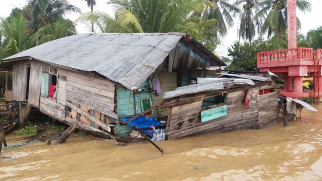 Tampak rumah warga Keluarahan Simpang Kecamatan Berbak, Kabupaten Tanjabtim roboh ditabrak Tongkang