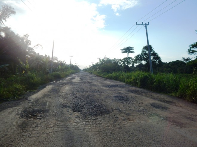 Jalan Simpang Kiri yang mengalami kerusakan parah