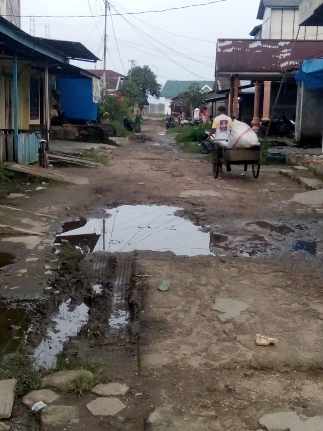 RUSAK PARAH- Beginilah kondisi jalan Kemuning yang rusak parah