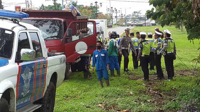 Polisi Lalu Lintas Polres Tanjab Timur bersihkan sampah di jalan-jalan 