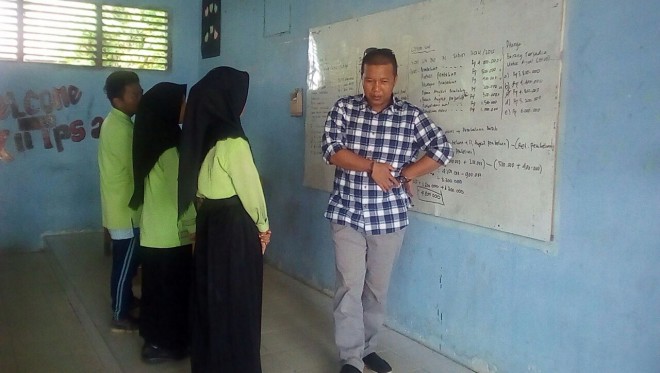 Bupati Romi saat memberikan semangat nasionalisme kepada para siswa SMA N 1 Rantau Rasau  