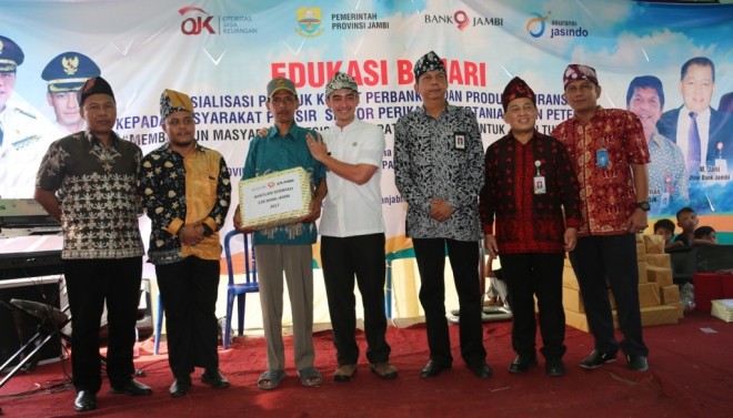 Foto bersama penerima bantuan Sembako CSR