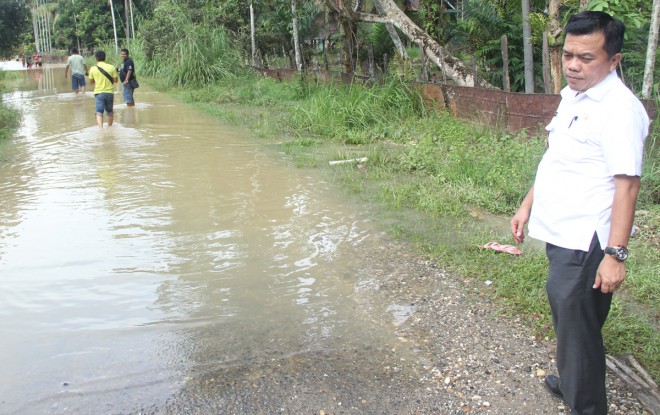 Bupati Merangin Saat Melihat Sungai Yang Meluap