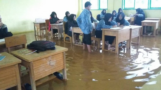 Kondisi luapan air banjir  di SMP Negeri 11 Satap, Telago Limo, Kecamatan Berbak.