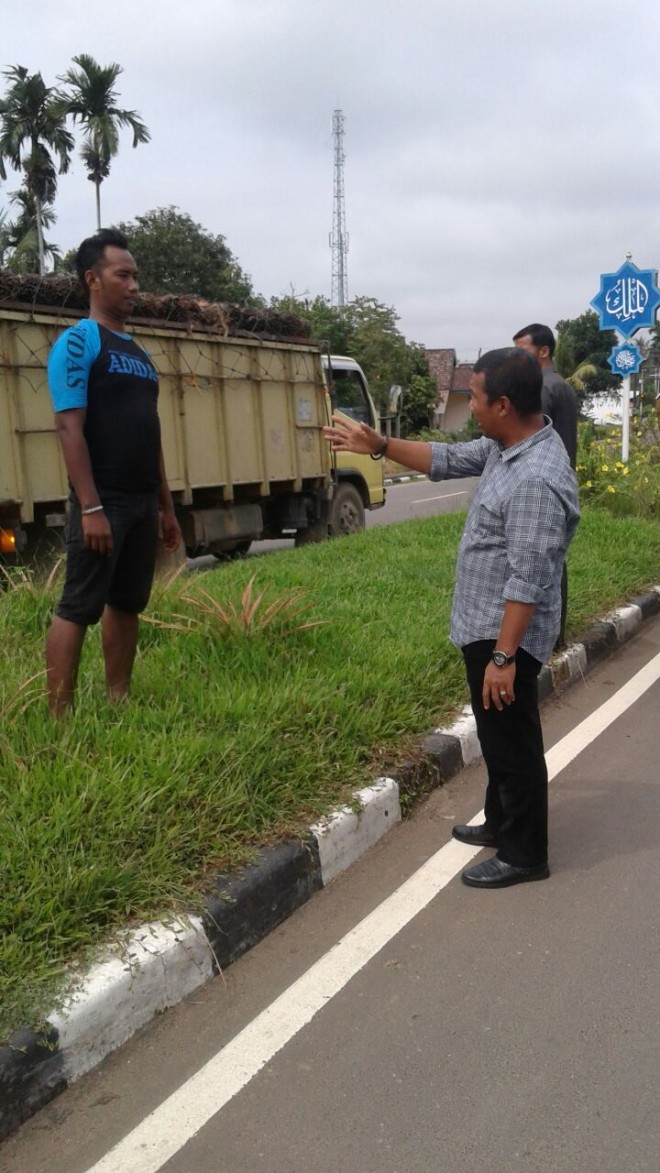 Bupati Romi saat menegur sopir truk pengangkut sawit dengan muatan yang melebihi tonase