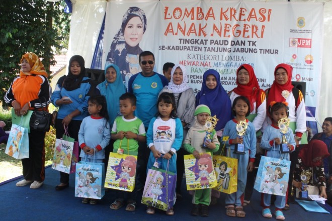 Bupati Tanjabtim Romi Hariyanto dan Ketua TP PKK Tanjabtim Wirdayanti foto bersama para juara Lomba Kreasi Anak Negeri yang diadakan oleh Koran Harian Timur Ekspres, Media Online eNewsTimE.co dan PKK Kabupaten Tanjabtim            