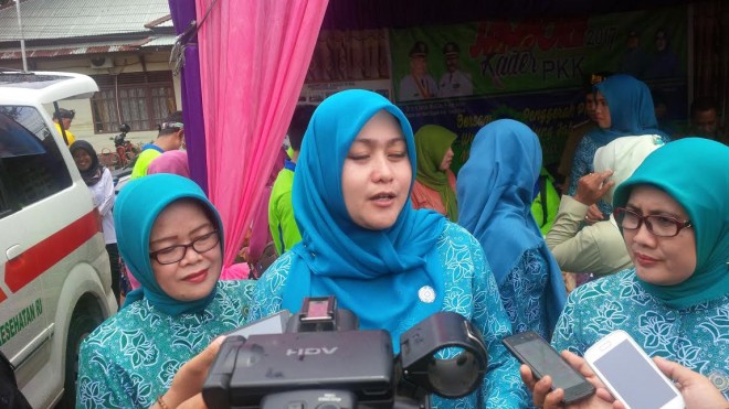 Ny.Chairunisa di dampingi Ibu Bupati saat Wawancara