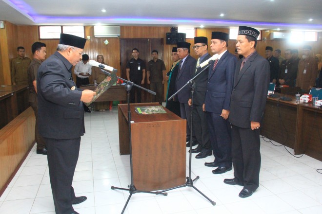 Bupati Saat Melakukan Pelantikan