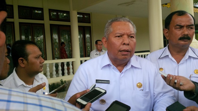 Bupati Safrial Saat Diwawancarai Sejumlah Media