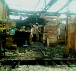 1 Rumah Warga Mendahara Nyaris Ludes Terbakar   