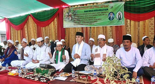 Gubernur Jambi Zumi Zola saat menghadiri Isra Miraj Nabi Muhammad SAW serta Haul Syeikh K. H. Muhammad Ali bin Syeikh K. H. Abdul Wahab di Kabupaten Tanjabbar