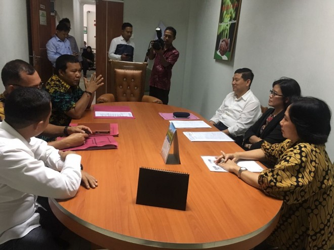 MEDIASI-Bupati Tanjabtim Romi Hariyanto saat ditemukan dengan Toni Daud dan para pihak terkait tertabraknya Jembatan Muarasabak