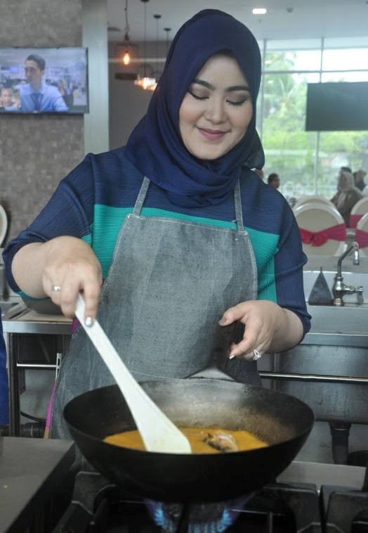 Sherrin Tharia saat memasak lauk tempoyak