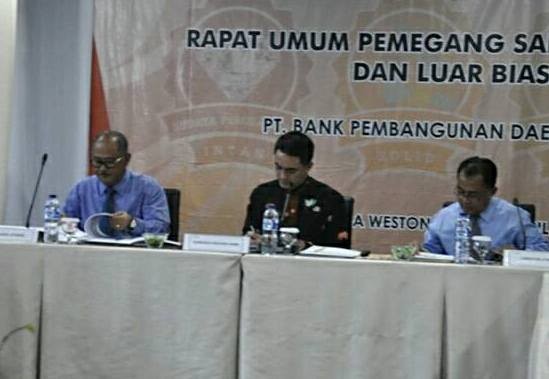 Gubernur Jambi Zumi Zola saat memimpin RUPS Bank Jambi