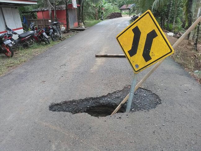 Lubang menganga akibat jalan amblas di Simpang Tabu