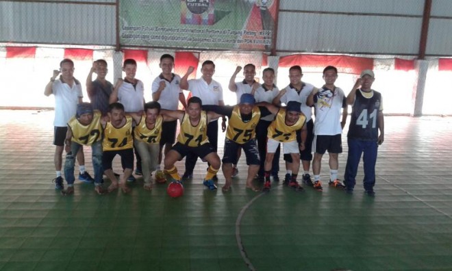 Tim futsal Lantamal IV dan Tim Jurnalis saat sesi foto  