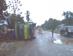 Mobil Sawit Terbalik Di Kota Muara Sabak