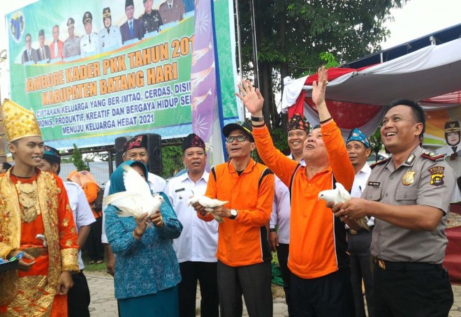 Bupati Batanghari Syahirsah saat membuka Jambore PKK dengan melepas Burung Merpati Putih