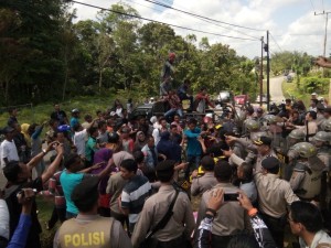 Pendemo Bentrok dengan Polisi