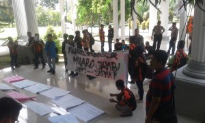 Puluhan Pemuda dan Mahasiswa Demo Kantor Bupati