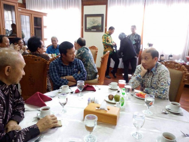 Bupati Tanjabtim Romi Hariyanto saat bertemu Wamen Archandra di ruang Rektor UGM Jogyakarta, selasa (25/4/2017)   