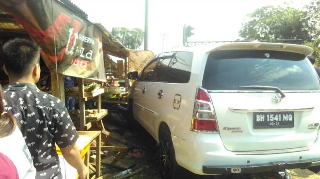 Inilah mobil yang menabrak pengendara motor, lalu seruduk warung   