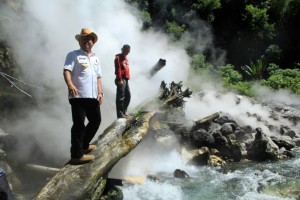 Bupati Terobos Jalan Berlumpur Dan  Bukit Terjal