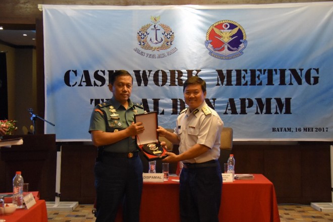 Kadispamal Laksamana Pertama TNI S Irawan saat menerima penghargaan dari Laksamana Pertama Maritim Datok Tan Work Meeting