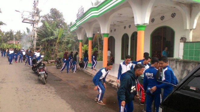 Suasana aksi gotong royong serentak warga Nipah Panjang di salah satu Masjid, Jumat (19/5/2017) 