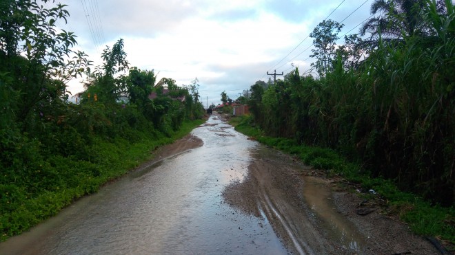 Kondisi Jalan Disungai Tutung digenangi luapan air hujan