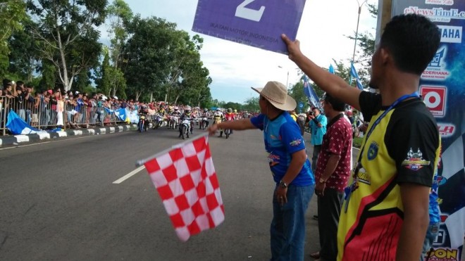 Asisten Perekonomian dan Pembangunan Ibnu Hayat saat melepas peserta balap